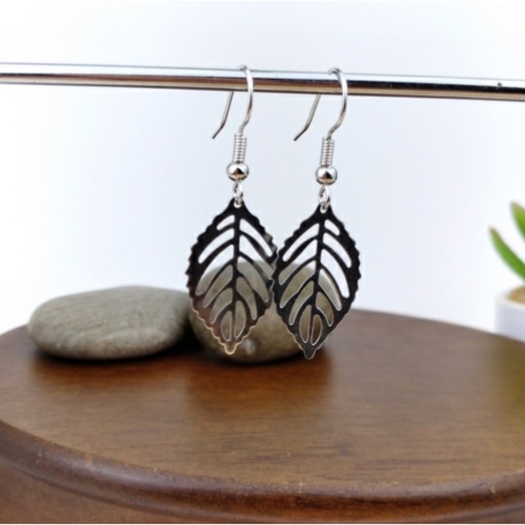 1 LEFT! Leaf Charm Silver Tone Earrings - Picture 2 of 3